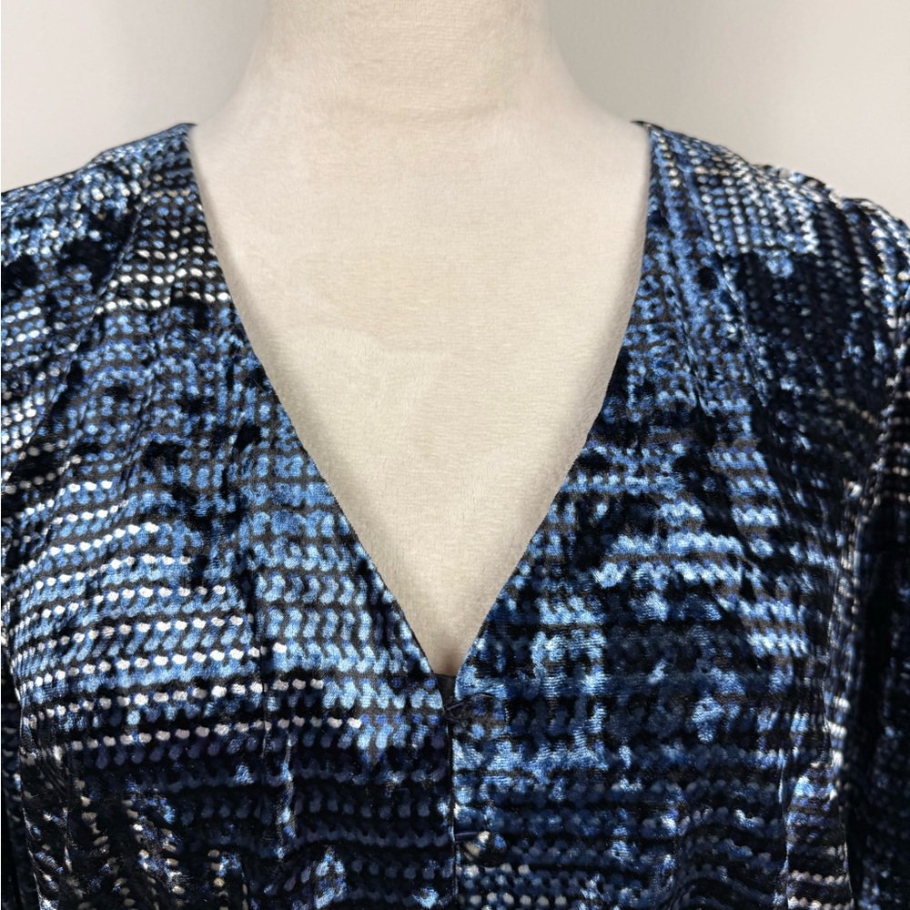 White House Black Market crushed velvet black and blue twilight top size 8 - Picture 4 of 9